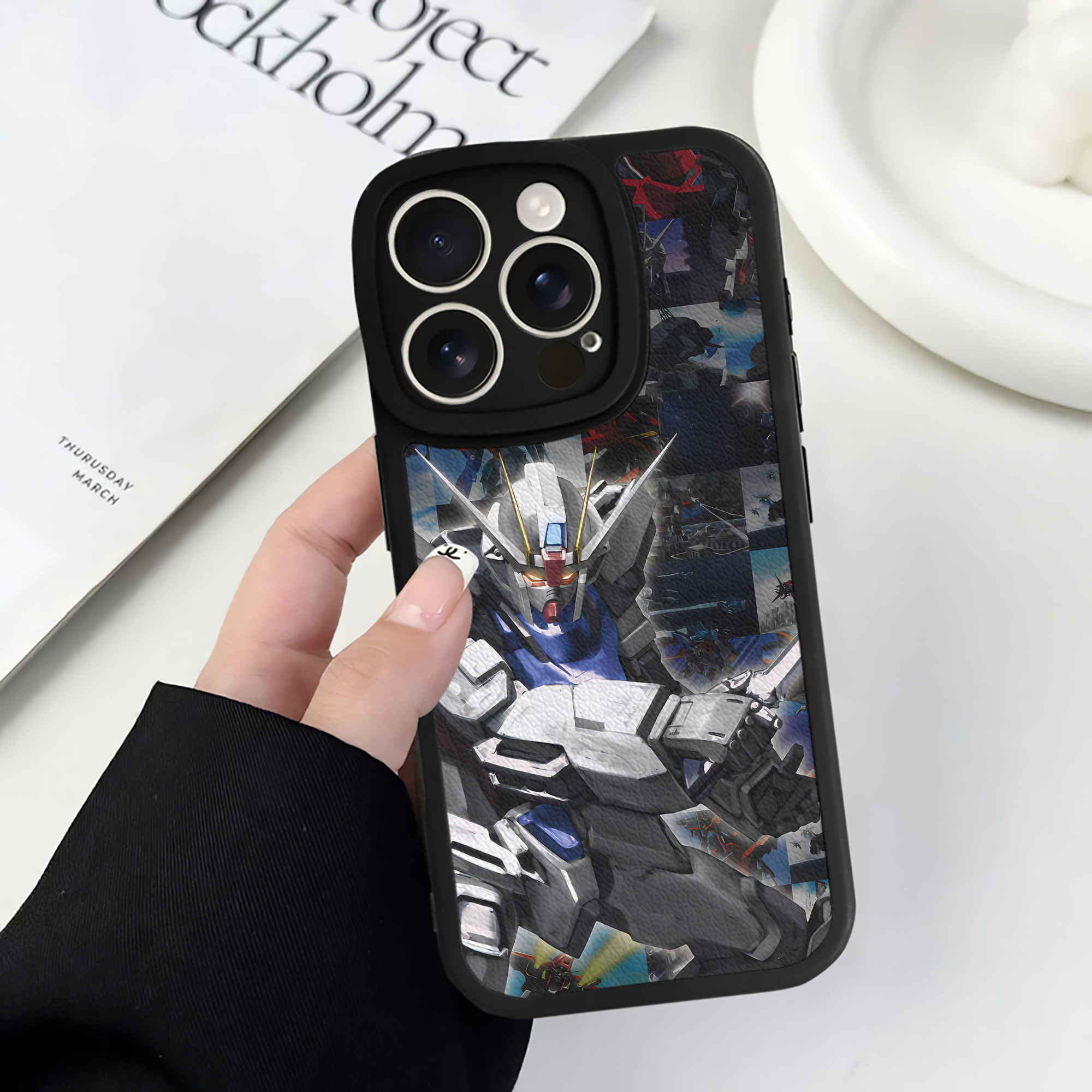 （画像用） 機動戦士ガンダム Mobile Suit Gundam 【iPhone 16シリーズ対応】シリコンスマホケース（レザー調） 材質：シリコン